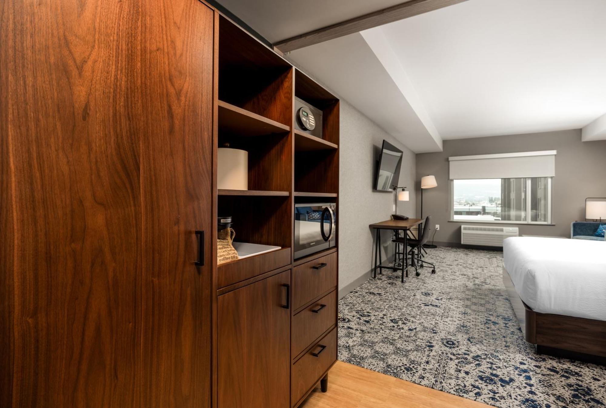 Four Points By Sheraton Airport Hotel Kelowna